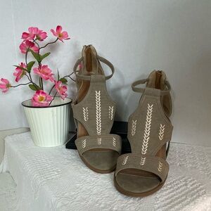 Maurices Taupe‎ Sandals with Arrow Embroidery~ Size 7M